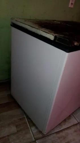 Congela muito bem, todo original somente as portas que estão com defeito.