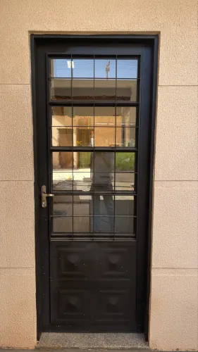 Porta preta em aço e vidro