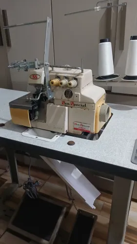 3 Máquinas de costura. Overlock, galoneira e reta