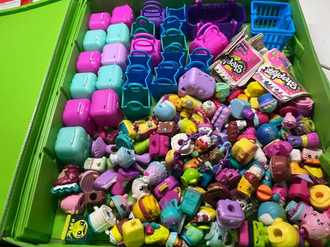 110 Shopkins, maleta e cestinhas