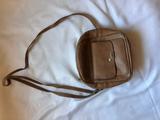 Bolsa marrom claro pequena com alça 