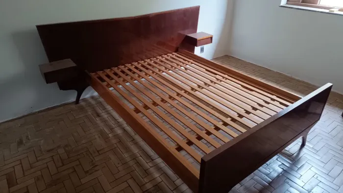 Cama casal antiga