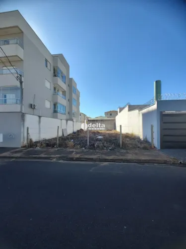 Terreno disponível para venda no bairro Novo Mundo em Uberlândia-MG