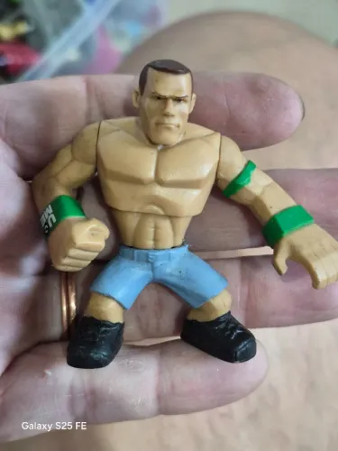 Figura colecionável miniatura do lutador John Cena da linha WWE Rumblers Mattel