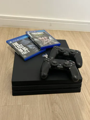 PS4 PRO 1TB + DOIS CONTROLES ORIGINAIS + DOIS JOGOS