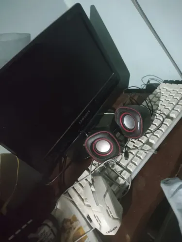 Monitor com teclado, mouse e caixa de som