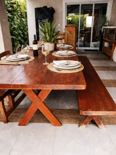 Conjunto Mesa maciça em madeira jatobá, com 2,50m x 0,90m com 2 Bancos de encaixe maciços