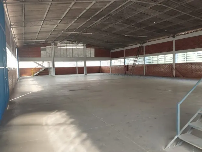 Barracão para Locação - 1.100m² Próximo à Rodovia