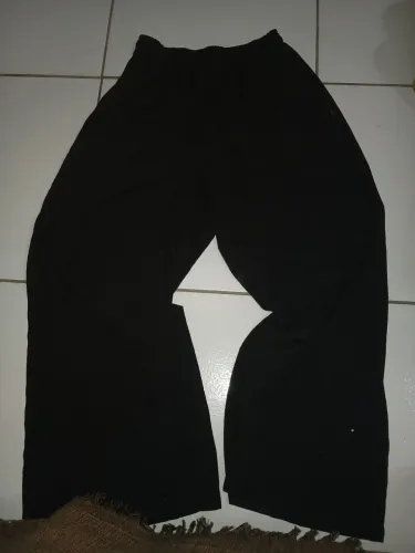 Calça feminina preta de Tactel