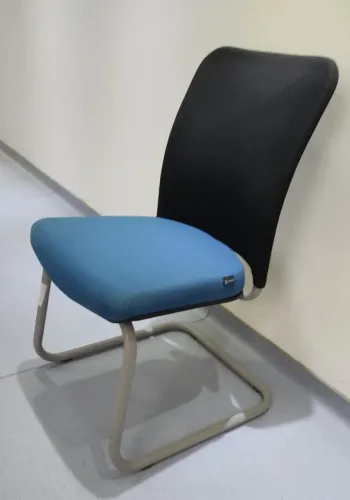 Cadeira fixa azul e preta