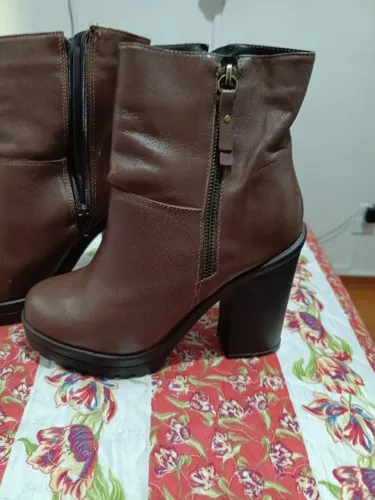 Bota de couro de salto 35