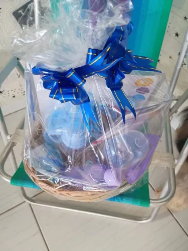 Kit de higiene para bebê: shampoo/sabonete/colônia + fralda + Roupinha +Sapatinho + manta.