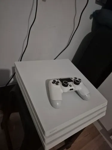 PlayStation 4 Pro Branco + 1 Controle