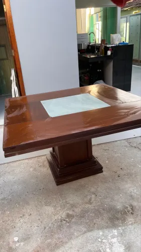 Vendo mesa quadrada para até 8 cadeiras
