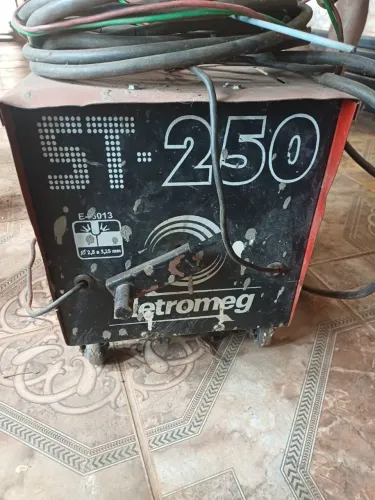 Vendo maquina de solda da marca eletromeg st 250 em perfeito estado 