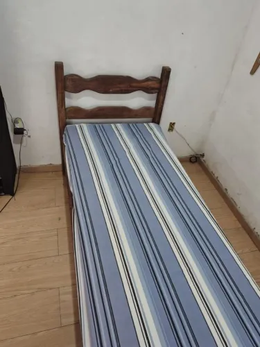 Vendo cama de solteiro com colchão 