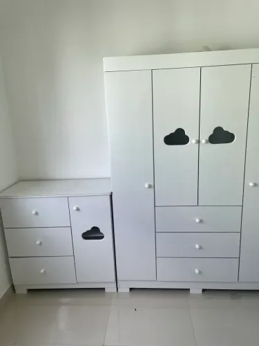 JOGO DE QUARTO INFANTIL SEMI NOVO - GUARDA-ROUPA + CÔMODA