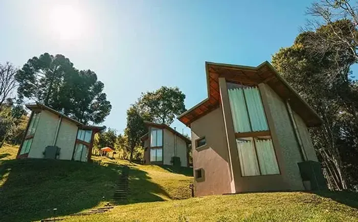 Pousada de charme com 5 chalés numa área 100mil m² em Monte Verde - MG