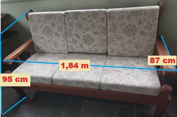 Vendo 2 sofás 3 lugares, madeira maciça com almofadas no assento e encosto...