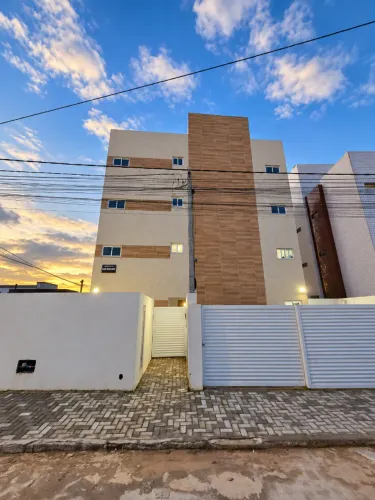 Alugo apartamento com 2 quartos sendo 1 suíte. Novo, em Paratibe!