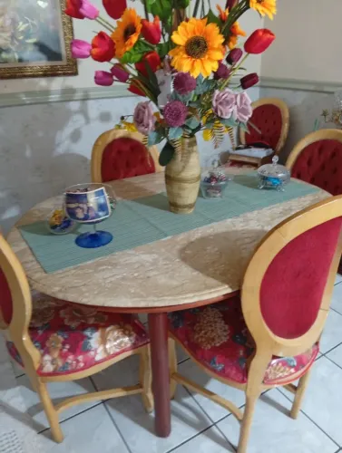 Vendo mesa de madeira maciça com mármore Carrara alto padrão