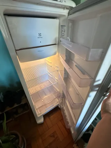 Geladeira Electrolux Degelo Prático RE31- 127 volts
