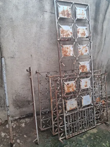 Vendo 3 grades de ferro reforçado precisa lixar e pintar e um portão de 2 de Alt.60cm de L