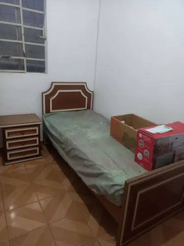 Cama solteiro com criado