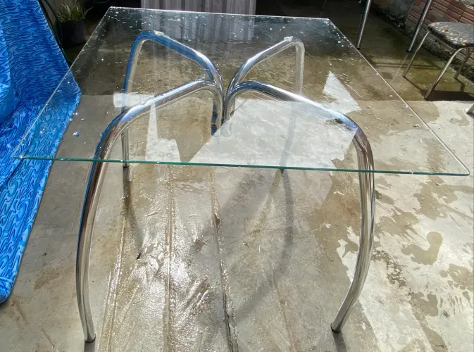 Uma mesa de vidro sem cadeiras