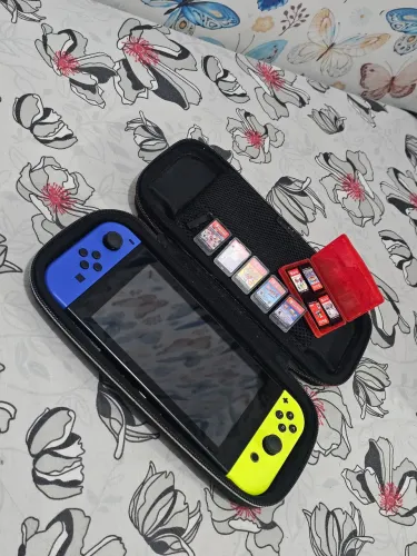 Nitendo switch azul e amarelo neon
