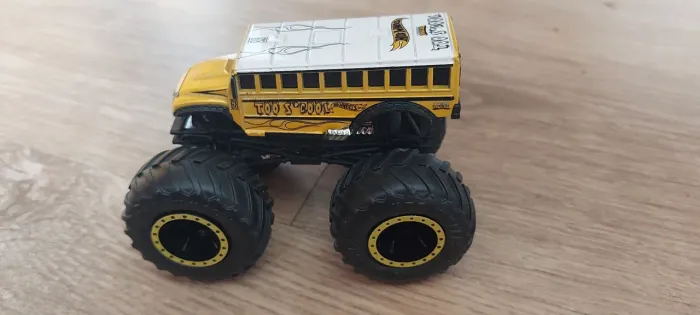 HotWeels monter truck onibus escolar
