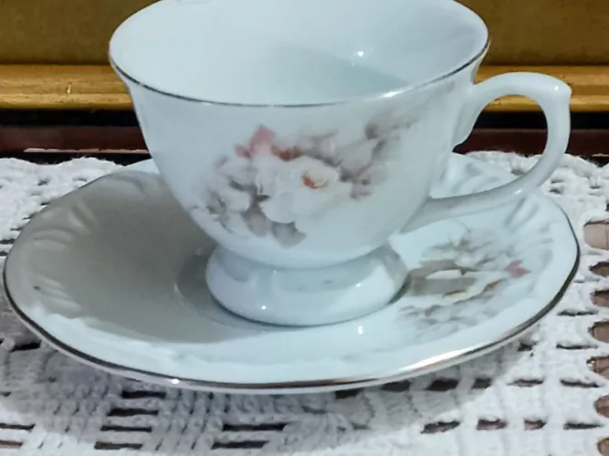 Xícara de café com pires Porcelana Schimidt .