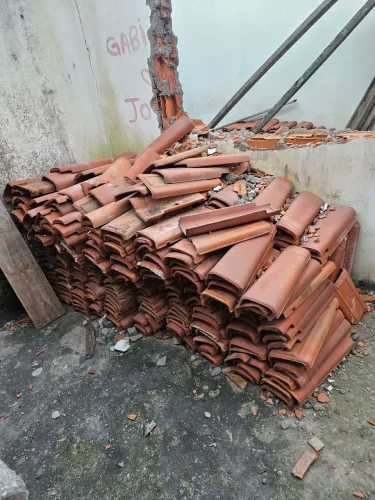 Vende-se telhas de barro