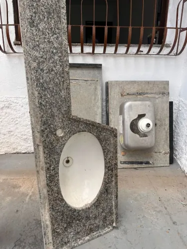 Pia de granito / mármore com cuba de cerâmica (ótimo estado)
