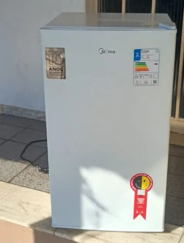 Frigobar Midea, bem conservado
