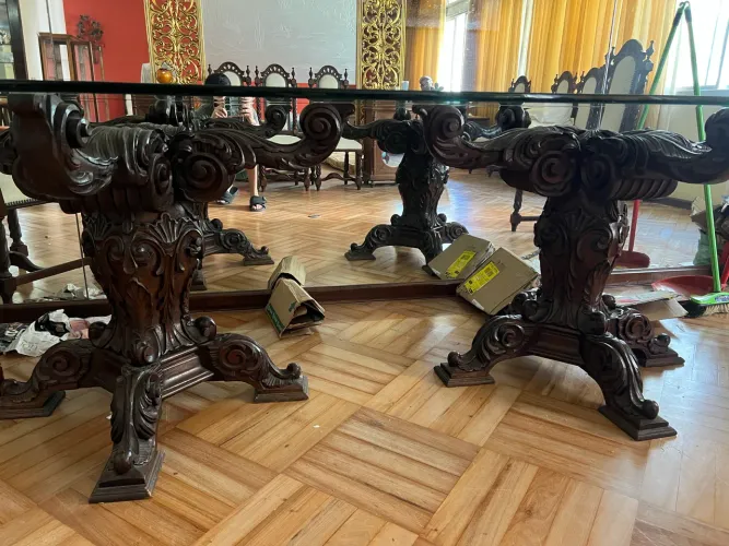 Mesa de madeira maciça com detalhes riquíssimos