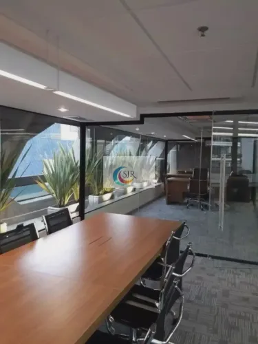 Sala comercial de 250 m² com 4 vagas de garagem, forro de gesso, piso elevado e ar condici