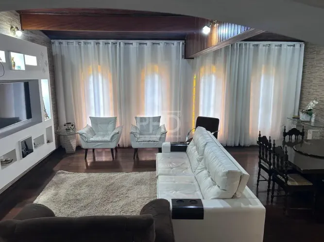 Casa à Venda, com 225m2, 4 Quartos, 1 Suíte, 4 Banheiros, Varanda, Piscina, Churrasqueira,
