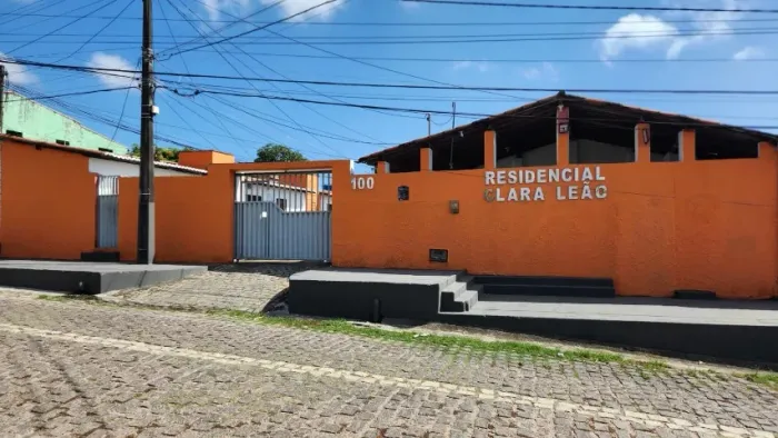 ALUGA-SE CASA NO RESIDENCIAL CLARA LEAO