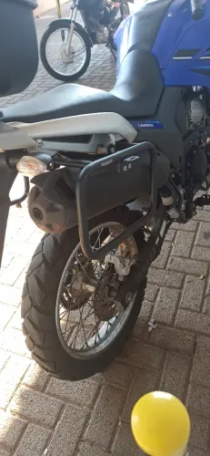 Suporte Coyote para baú lateral Lander 250 2018 a 2024