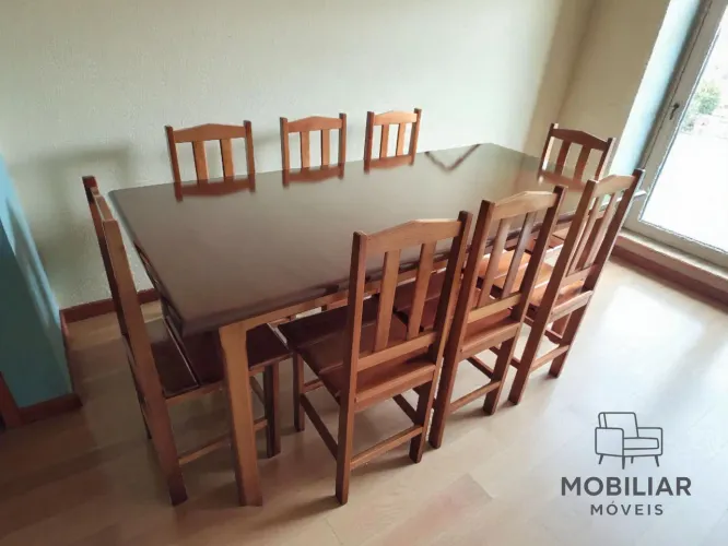 MESA DE MADEIRA COM 8 CADEIRAS NOVA