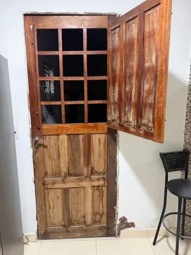Porta e janela de madeira