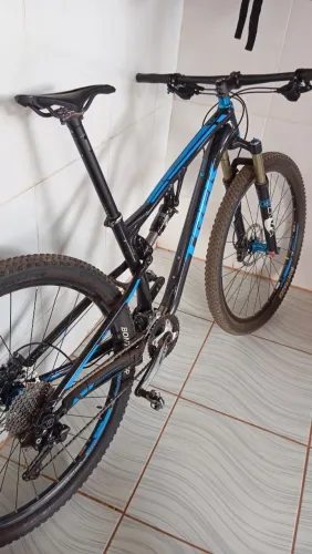 Bike Trek Superfly fs 8, tamanho M, suspensão Fox 32, transmissão Shimano SLX.
