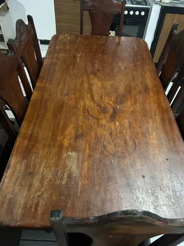 Vende-se mesa de madeira, com 6 cadeiras
