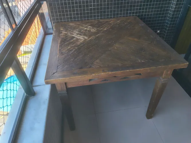 Vendo mesa de madeira pura, medindo 1x1, ótima qualidade e oportunidade.