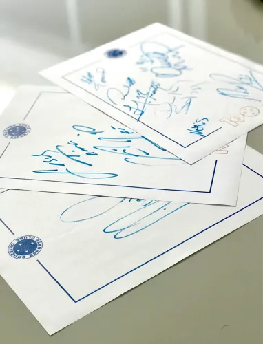 Autógrafos de jogadores do Cruzeiro