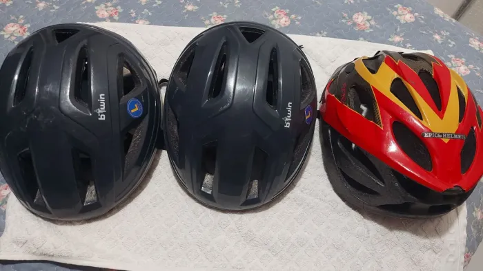3 capacetes ( 2 btwin e 1 Epickline)