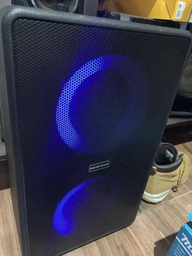 Caixa de som com 2 microfones karaokê