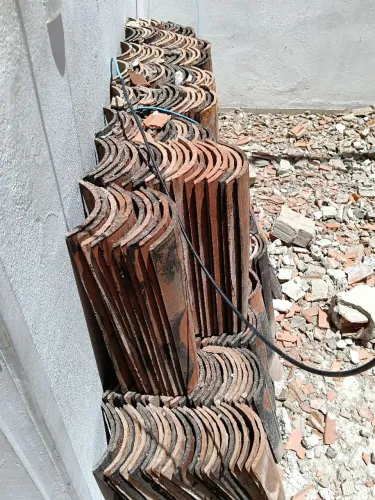 Telhas e madeiras usadas