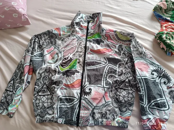 Jaqueta jeans, body, blusinha, jaqueta em tecido de cores diversas super conservadas
